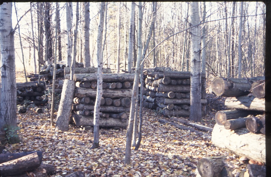 Log cabin stacking pattern for logs